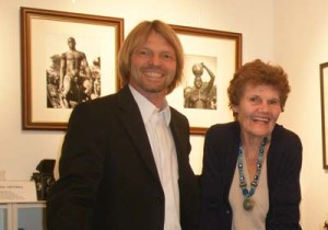 Ausstellung George Rodger, hier Stephen Hoffman mit Mrs Rodger, Foto: Helga Waessphen Hoffman mit Mrs Rodger, Foto: Helga Waess
