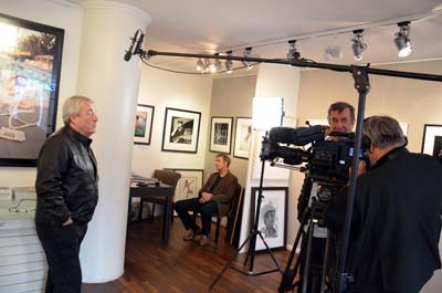 Eckhart Schmidt interviewt Terry ONeill am 18 Oktober 2013 Galerie Stephen Hoffman, Muenchen, Foto: Helga Waess