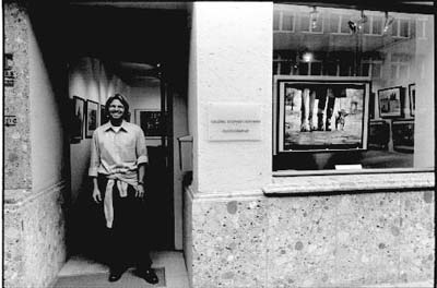 Stephen Hoffman vor der Galerie an der Rückseite des Hotels Bayerischer Hof im Jahr 2002