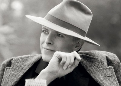 Terry O´Neill: David Bowie with hat in "The Man Who Fell to Earth", Bowie photographed during filming in Los Angeles, 1976, Galerie Stephen Hoffman - München