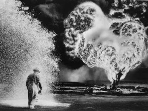 Sebastião Salgado - Feuerwehrmann auf brennendem Ölfeld, Greater Burhan Oil Field, Kuwait, 1991, Galerie Stephen Hoffman, München