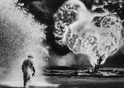 Sebastião Salgado - Feuerwehrmann auf brennendem Ölfeld, Greater Burhan Oil Field, Kuwait, 1991, Galerie Stephen Hoffman, München