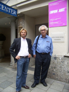 Stephen Hoffman mit Elliott Erwitt vor der Münchner Galerie, Foto: Helga Waess