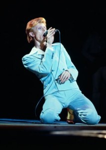 Terry O'Neill, „David Bowie singing on knees"