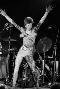 Terry O'Neill, „David Bowie, as Ziggy Stardust - arms open