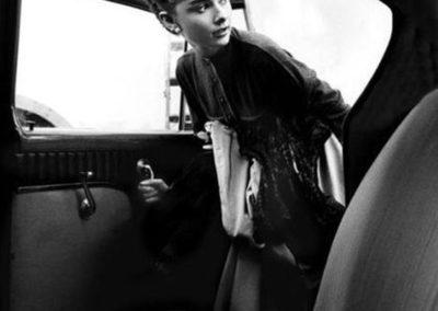 Bob Willoughby, Audrey Hepburn steigt ins Auto, Paramount Studios 1953, Galerie Stephen Hoffman - Muenchen