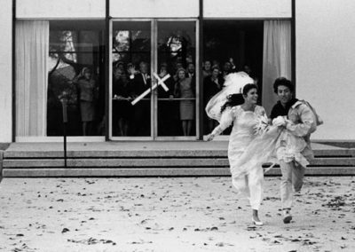 Bob Willoughby, Dustin Hoffman und Katherine Ross rennen aus der Kirche, Filmset von The Graduate (1967), Paramount Studios, Hollywood, Galerie Stephen Hoffman, München