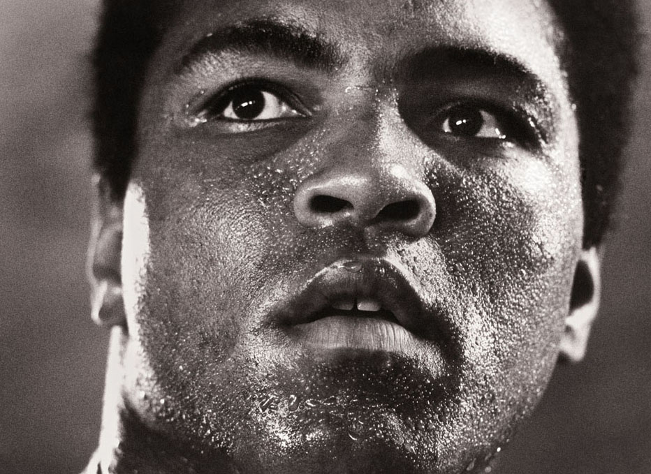 Michael Brennan, Muhammad Ali - 1977, Galerie Stephen Hoffman 1977 nahm Michel Brennan dieses Foto von Muhammad Ali als „iconic“ auf. Die Photographie „1977“ wird in der musealen Dauerausstellung der National Portrait Gallery, Smithsonian Institute (USA) ausgestellt.