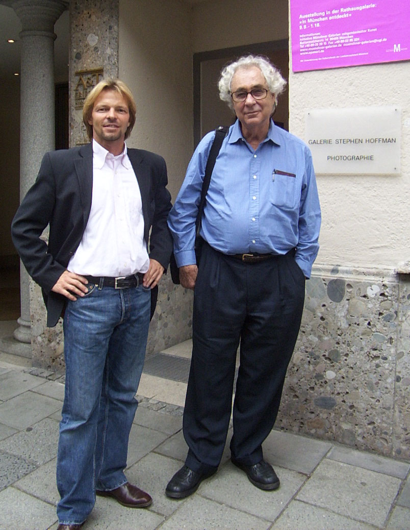 Stephen Hoffman mit dem Magnum Photographen Elliott Erwitt im Jahr 2005 vor der Galerie Stephen Hoffman in der Prannerstrasse in München, Foto Helga Waess