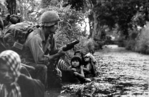 Horst Faas, 1. Januar 1966, Vietnam: Zwei südvietnamesische Kinder schauen zu den amerikanischen Soldaten auf, welche ihre Flucht sichern. © The Associated Press