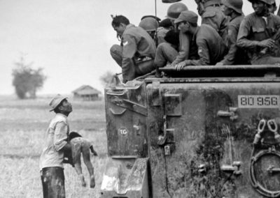 Horst Faas, Vietnam, 19. März 1964: ein Vater hält südvietnamesischen Soldaten anklagend die Leiche seines Sohnes entgegen. Diese Photographie gehörte zu den Aufnahmen, für die Horst Faas 1965 den Pulitzerpreis erhielt © The Associated Press - GSH