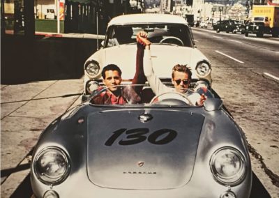 Rolf Wütherich und James Dean im Porsche., Los Angeles, 30. September 1955, Copyright für dieses Foto hat Werner Eisele: Rolf Wütherich, Porsche Werksmechaniker und James Dean posieren für das letzte glückliche Foto im Porsche 550
