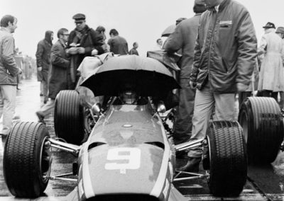Werner Eisele, 2 Minuten bis zum Start, Formel 1, Jacky Ickx und Ferrari-Rennleiter Mauro Forghieri, Grand Prix, Nürburgring 1968, Galerie Stephen Hoffman, München