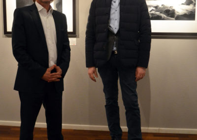 Francesco Bosso mit Stephen Hoffman während der Vernissage (Presse-Foto: Helga Waess)