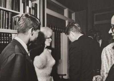 Cecil William Stoughton, Marilyn Monroe and John F. Kennedy, 1962, analoger Handabzug auf PE Papier, vorderseitig signiert, nummeriert 1/1 - Galerie Stephen Hoffman, München