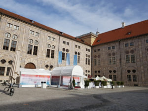 Eingang KAISERHOF der RESIDENZ "Highlights 2020" Internationale Kunstmesse Muenchen Galerie Stephen Hoffman, Foto: Helga Waess