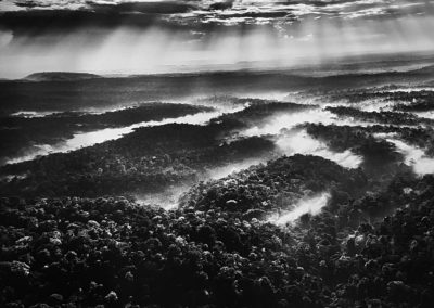 Sebastião Salgado, 49. Während der Hochwassersaison kündigen schwere Wolken bevorstehende Regengüsse an, während die starke Verdunstung Mikrowolken bildet, die aufsteigen, um den Kreislauf des Wassers zu erneuern, Indigenes Schutzgebiet Awá-Guajá, Bundesstaat Maranháo, 2013, Galerie Stephen Hoffman-Muenchen