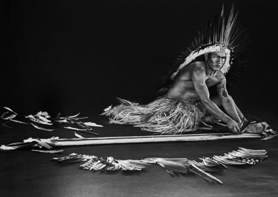 Sebastião Salgado, 227. Yawanawá. Miró (Viná) Yawanawá fertigt Federschmuck an, ein Handwerk, das gründlich erlernt werden muss. Indigenes Schutzgebiet Rio Gregório, Bundesstaat Acre, 2016, Galerie Stephen Hoffman-Muenchen