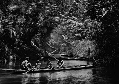 Sebastião Salgado, 169. Typische Kanus für mehrere Personen: Fischen mit Timbó (Derris elliptica) oder Kunaha im Pretao, den die Indigenen Jukihi nennen, Indigenes _Schutzgebiet dr Surovahá, Bundesstaat Amazonas, 2017, Galerie Stephen Hoffman-Muenchen