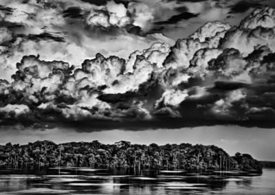 Sebastião Salgado, 145. Paraná zwischen Rio Negro und Cuyuni. Die Paranás sind gleichsam "Seen", die mit den großen Flüssen durch Kanäle oder Furos verbunden sind. Bundesstaat Amazonas, 2019, Galerie Stephen Hoffman-Muenchen