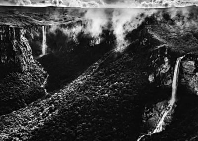 Sebastião Salgado, 41. Nationalpark Serra do Araca. Die Wasserfälle El Dorado (hinten ) und El Desabamento (vorn), Tafelberge "Tepuis", Bundesstaat Amazonas, 2019, Galerie Stephen Hoffman-Muenchen