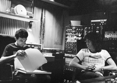 JD_2 Peter Hince, John Deacon in control room with Reinhold Mack, Musicland studios, Munich 1980, Galerie Stephen Hoffman, Muenchen