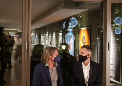 Stefan Hoffman mit Markus Klinko am18. November 2021 in München in der Galerie Stephen Hoffman / Hotel Bayerischer Hof, Foto: Helga Waess
