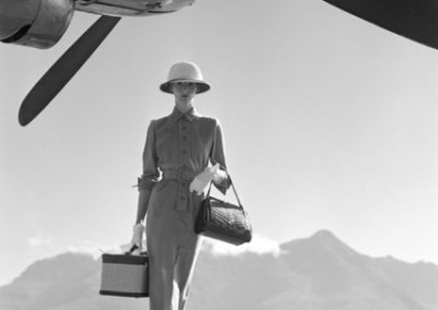 Norman Parkinson, das britische Model Wenda Parkinson auf dem "George Airfield" in Nairobi, Kenya, South Africa,für British Vogue 1951 - Galerie Stephen Hoffman