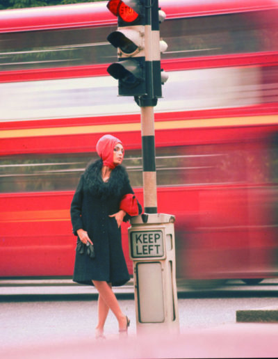 Norman Parkinson, "Capital Chic" – EIN MODELL, FOTOGRAFIERT VOR EINEM VORBEIFAHRENDEN BUS IN LONDON, 1960 - Galerie Stephen Hoffman, München