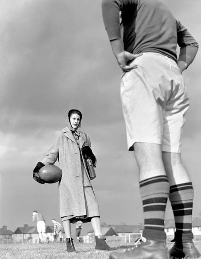 Norman Parkinson, das Fashion model Beverley Hyman posiert mit einem Rugby-Spieler für British Vogue, 1947 - Galerie Stephen Hoffman