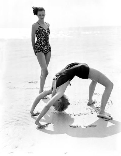 Norman Parkinson, Models am Strand für British Vogue - Juli 1946. Galerie Stephen Hoffman, München