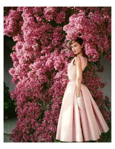 Norman Parkinson, Audrey Hepburn in einem Givenchy-Kleid, fotografiert in der Villa Rolli in Italien, Juni 1955, Galerie Stephen Hoffman, München
