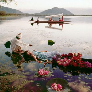 Norman Parkinson, Schweben mit Blumen - Indien - Galerie Stephen Hoffman, München