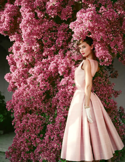 Norman Parkinson, Audrey Hepburn in einem Givenchy-Kleid, fotografiert in der Villa Rolli in Italien, Juni 1955 - Galerie Stephen Hoffman
