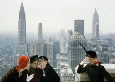 Norman Parkinson, „YOUNG VELVETS, YOUNG PRICES“ – VOM DACH DES „CONDÉ NAST BUILDING ON LEXINGTON AVENUE“. WITH A VIEW OF THE CHRYSLER AND EMPIRE STATE BUILDINGS, NEW YORK, Galerie Stephen Hoffman, München