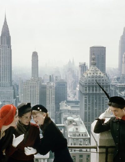 Norman Parkinson, „YOUNG VELVETS, YOUNG PRICES“ – VOM DACH DES „CONDÉ NAST BUILDING ON LEXINGTON AVENUE“. WITH A VIEW OF THE CHRYSLER AND EMPIRE STATE BUILDINGS, NEW YORK, Galerie Stephen Hoffman, München