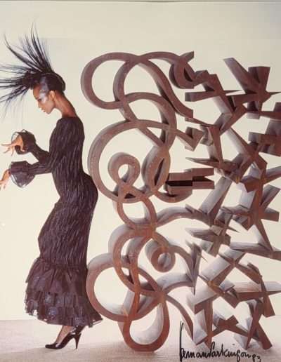 Norman Parkinson, Iman Abdulmajid/Iman Haywood, posing with Lucas Samaras' Skulptur "Stiff Box #12", Palm Beach, Florida, 1982, VINTAGE, Galerie Stephen Hoffman, München