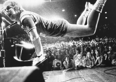 Ed Garaeff, Elton John on-stage at the Santa Monica Civic Auditorium in California, November 15, 1970, Galerie Stephen Hoffman, München