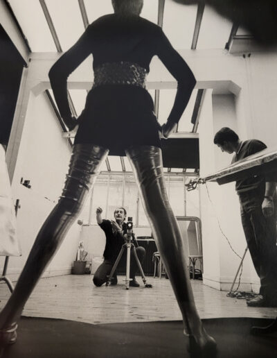 Michael Friedel, Helmut Newton: Der Starphotograph bei Modeaufnahmen im Studio in Paris, 1968, Galerie Stephen Hoffman, Munich