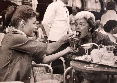 Michael Friedel, Romy Schneider (Filmstar) mit ihrer Mutter Magda Schneider (Filmstar) in einer Pause während der Dreharbeiten zu "SISSI", Markusplatz Venedig, Italien, 1957, Galerie Stephen Hoffman, Munich