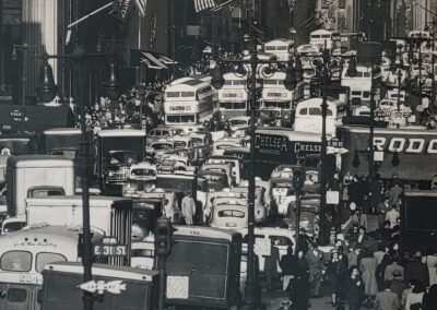 Andreas Feininger - Traffic on Fifth Avenue - 1953 - Gelatin silver print, Galerie Stephen Hoffman - München