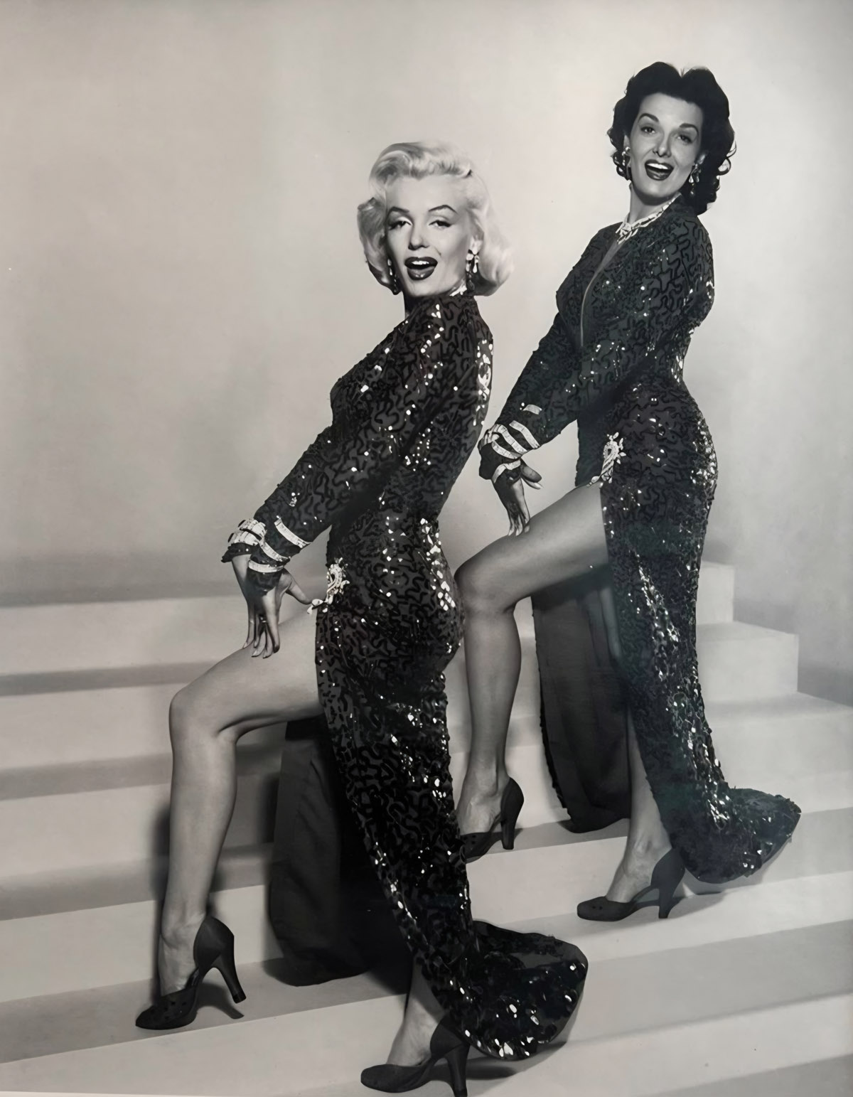 Ed Clark , 1953 - Marilyn Monroe und Jane Russell performen während der Dreharbeiten zum Film "Gentlemen Prefer Blondes" in von Travilla entworfenen Kleidern - Galerie Stephen Hoffman