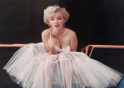 Milton Greene - Marilyn Monroe in sitzender Position in einem Ballerina-Kostüm (in Farbe), 1954 - Galerie Stephen Hoffman